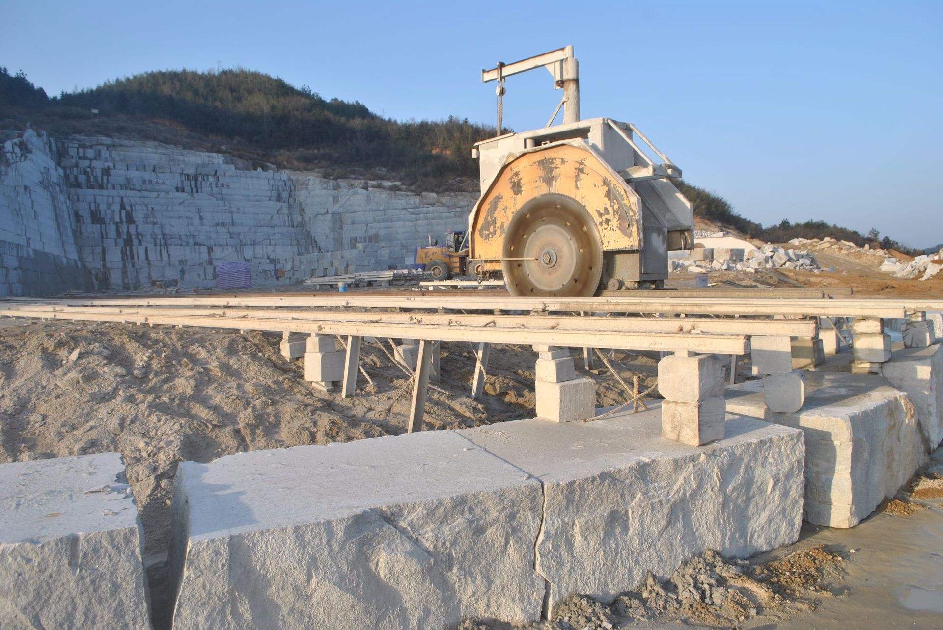 山東瑞昌石材廠家基地設(shè)備